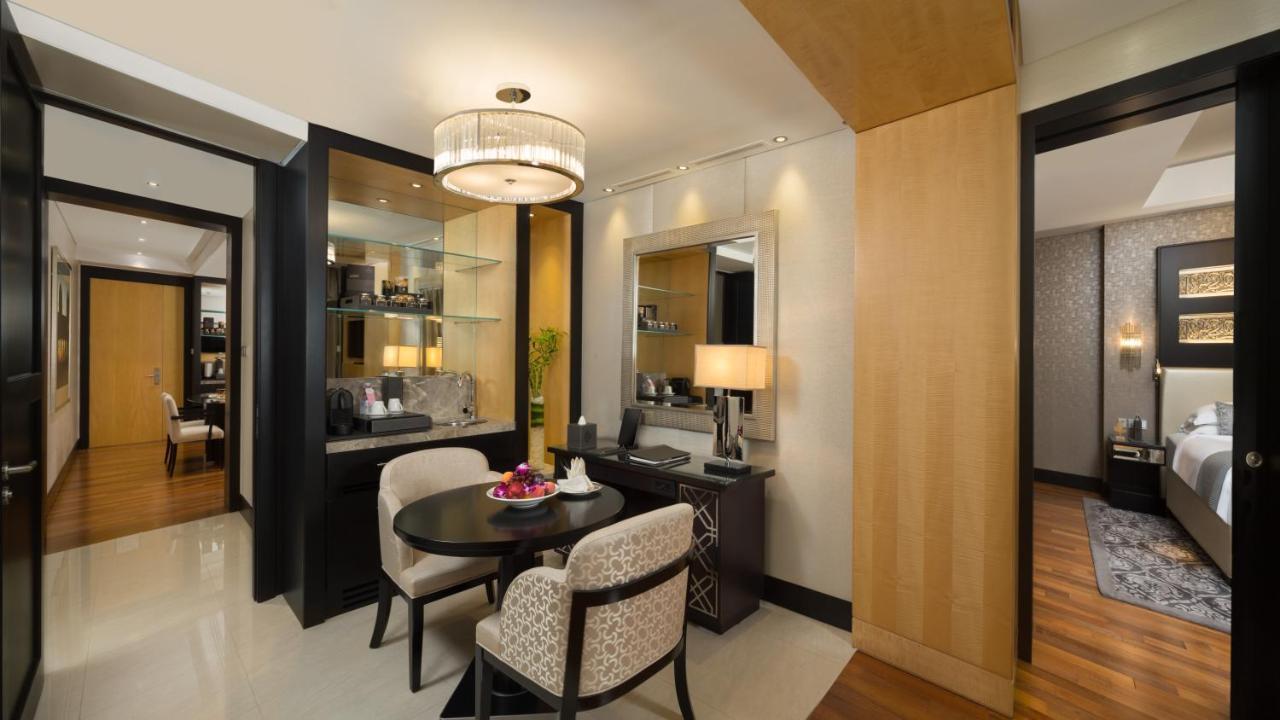 Ecksuite – Zugang zum Snow Park im Ski Dubai für 2 Personen, Zugang zur Lounge inklusive Afternoon Tea, Cocktailstunden am Abend, alkoholfreien Erfrischungsgetränken und Kanapees